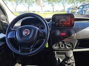 Deska rozdzielcza i stanowisko kierowcy — Fiat FIORINO 1.3 EURO6 z 2022 roku