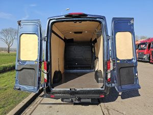 Przestrzeń ładunkowa — Ford TRANSIT 2.0 L2H3 Xenon CarPlay! z 2024 roku