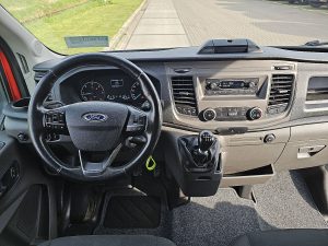 Deska rozdzielcza i stanowisko kierowcy — Ford TRANSIT 2.0 TDCI L3H2 z 2021 roku