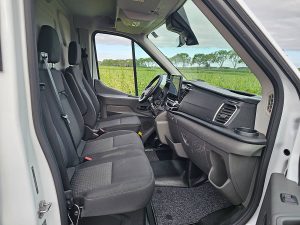 Wnętrze kabiny — Ford TRANSIT 350 L4H3 Navi Camera z 2024 roku