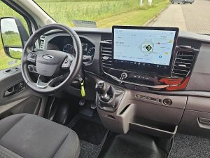 Deska rozdzielcza i stanowisko kierowcy — Ford TRANSIT 350 L4H3 Navi Camera z 2024 roku
