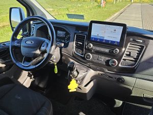 Deska rozdzielcza i stanowisko kierowcy — Ford TRANSIT CUSTOM 2.0 L1H1 LIMITED 130Pk! z 2022 roku