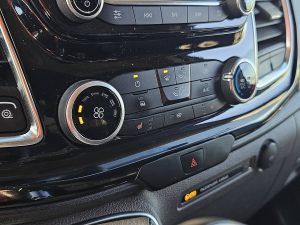 Wyposażenie specjalne wnętrza — Ford TRANSIT CUSTOM 2.0 L1H1 LIMITED 130Pk! z 2022 roku