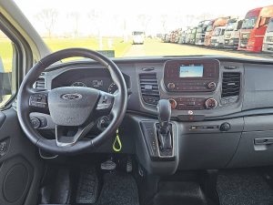 Deska rozdzielcza i stanowisko kierowcy — Ford TRANSIT CUSTOM 2.0 L2H1 Dubbele Cabine z 2022 roku