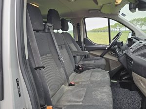 Wnętrze kabiny — Ford TRANSIT CUSTOM dubbel cabine EURO6 z 2017 roku