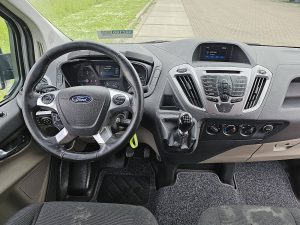 Deska rozdzielcza i stanowisko kierowcy — Ford TRANSIT CUSTOM dubbel cabine EURO6 z 2017 roku