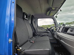 Wnętrze kabiny — Fuso CANTER 7C18 MANUAL AIRCO LIFT z 2020 roku