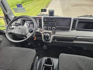 Deska rozdzielcza i stanowisko kierowcy — Fuso CANTER 7C18 MANUAL AIRCO LIFT z 2020 roku