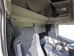 Fotele i leżanka w kabinie — Iveco 160E28 EUROCARGO z 2023 roku