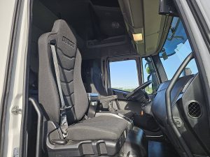 Wnętrze kabiny — Iveco 160E28 EUROCARGO z 2023 roku