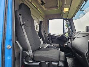 Wnętrze kabiny — Iveco 75E18 EUROCARGO ATP z 2018 roku