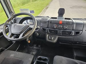 Deska rozdzielcza i stanowisko kierowcy — Iveco 80E18 EUROCARGO 80-190L EUROCARGO z 2022 roku