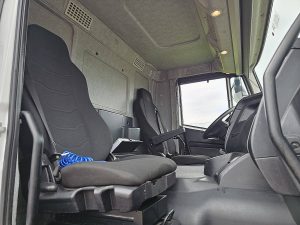 Wnętrze kabiny — Iveco AD190S42 STRALIS z 2018 roku