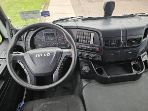 Deska rozdzielcza i stanowisko kierowcy — Iveco AD190S42 STRALIS z 2018 roku