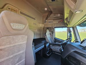 Fotele i leżanka w kabinie — Iveco AS260S42 STRALIS 6X2 INTARDER ALCOA'S z 2018 roku