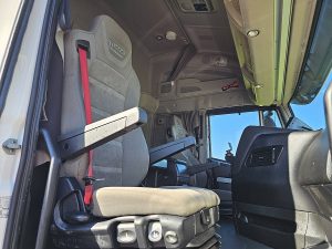 Wnętrze kabiny — Iveco AS260S42 STRALIS 6X2 INTARDER ALCOA'S z 2018 roku