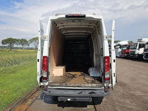 Przestrzeń ładunkowa — Iveco DAILY 35 C 18 3.0 L2H2 z 2018 roku