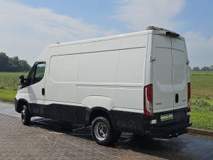 Strona kierowcy z tyłu — Iveco DAILY 35 C 18 3.0 L2H2 z 2018 roku