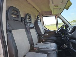 Wnętrze kabiny — Iveco DAILY 35 C 18 3.0 L2H2 z 2018 roku