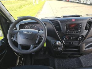 Deska rozdzielcza i stanowisko kierowcy — Iveco DAILY 35 C 18 3.0 L2H2 z 2018 roku