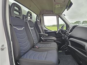 Wnętrze kabiny — Iveco DAILY 35C14 Kipper Kist AC Euro6 z 2021 roku