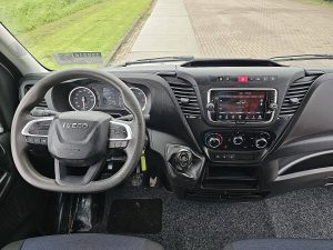 Deska rozdzielcza i stanowisko kierowcy — Iveco DAILY 35C14 Kipper Kist AC Euro6 z 2021 roku