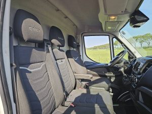 Wnętrze kabiny — Iveco DAILY 35C18 ac automaat EURO6 z 2021 roku