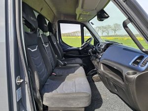 Wnętrze kabiny — Iveco DAILY 35C18 ac automaat EURO6 z 2022 roku