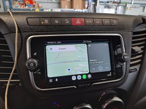 Ekran z Apple CarPlay — Iveco DAILY 35S18 ac automaat EURO6 z 2022 roku