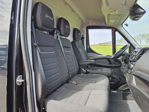 Wnętrze kabiny — Iveco DAILY 35S18 ac automaat EURO6 z 2022 roku