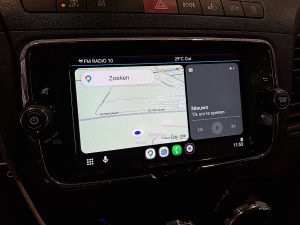 Ekran z Apple CarPlay — Iveco DAILY 35S18 Bakwagen Laadklep! z 2021 roku