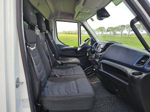 Wnętrze kabiny — Iveco DAILY 35S18 Bakwagen Laadklep! z 2021 roku