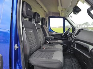 Wnętrze kabiny — Iveco DAILY 35S18 L2H2 3.0Ltr Automaat z 2022 roku