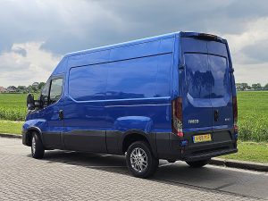 Strona kierowcy z tyłu — Iveco DAILY 35S18 L2H2 3.0Ltr Automaat z 2022 roku