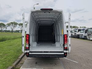 Przestrzeń ładunkowa — Iveco DAILY 35S18 L4H2 3.0 Aut. 176pk! z 2023 roku
