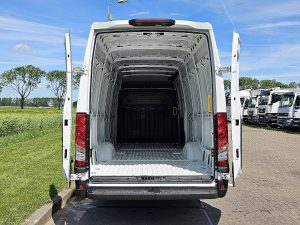 Przestrzeń ładunkowa — Iveco DAILY 35S18 L4H2 3.0 Aut. 176pk z 2023 roku