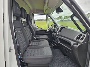 Wnętrze kabiny — Iveco DAILY 35S18 L4H2 3.0 Aut. 176pk! z 2023 roku