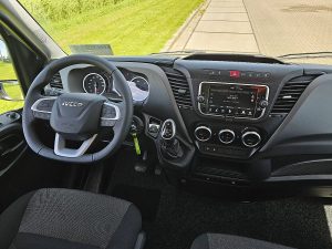 Deska rozdzielcza i stanowisko kierowcy — Iveco DAILY 35S18 L4H2 3.0 Aut. 176pk z 2023 roku