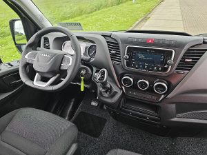 Deska rozdzielcza i stanowisko kierowcy — Iveco DAILY 35S18 L4H2 3.0 Aut. 176pk! z 2023 roku