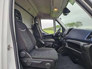 Wnętrze kabiny — Iveco DAILY 50C18 Bakwagen N1 3.0Ltr z 2021 roku
