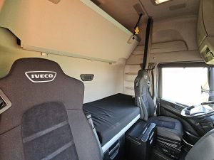 Fotele i leżanka w kabinie — Iveco S-WAY AS260S57 570 6X2 INTARDER z 2021 roku