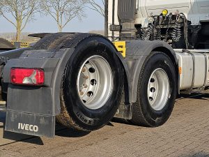 Opony z dobrym bieżnikiem, ujęcie 2 — Iveco S-WAY AS260S57 570 6X2 INTARDER z 2021 roku
