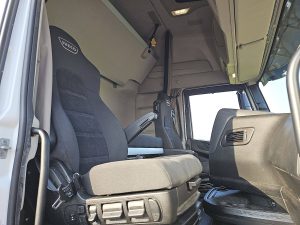 Wnętrze kabiny — Iveco S-WAY AS260S57 570 6X2 INTARDER z 2021 roku