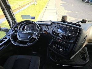 Deska rozdzielcza i stanowisko kierowcy — Iveco S-WAY AS260S57 570 6X2 INTARDER z 2021 roku
