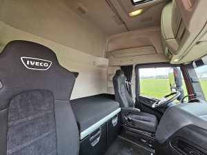 Fotele i leżanka w kabinie — Iveco S-WAY AS440S48 z 2020 roku