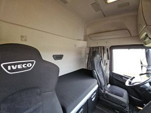 Fotele i leżanka w kabinie — Iveco S-WAY AS440S48 z 2020 roku