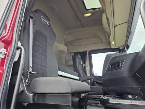 Wnętrze kabiny — Iveco S-WAY AS440S48 z 2020 roku