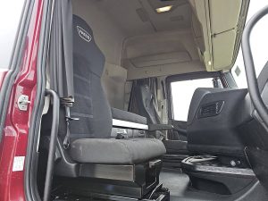 Wnętrze kabiny — Iveco S-WAY AS440S48 z 2020 roku