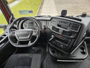 Deska rozdzielcza i stanowisko kierowcy — Iveco S-WAY AS440S48 z 2020 roku