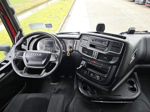 Deska rozdzielcza i stanowisko kierowcy — Iveco S-WAY AS440S48 z 2020 roku